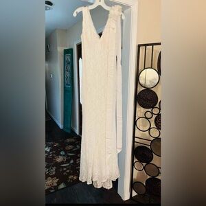 Wedding dress size 4. Also comes with a Vera Wang sash/belt.
